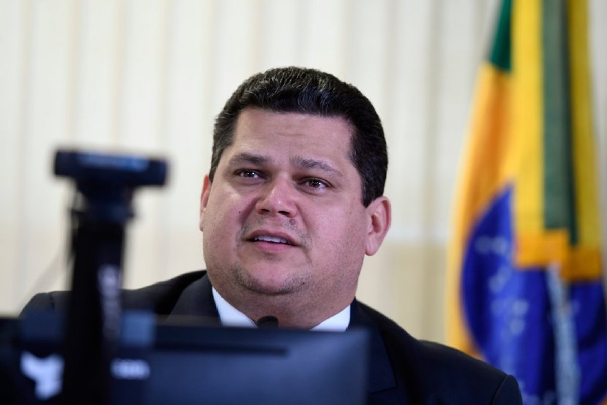 "Não é saudável que um ministro ofenda publicamente outro ministro", afirma Alcolumbre em defesa de Ramos 