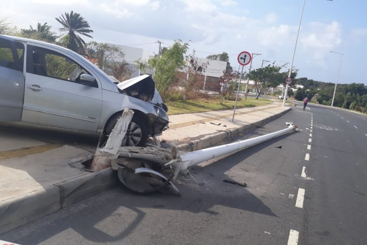 Carro derruba poste após batida na Avenida Mãe Stella de Oxóssi, em Salvador