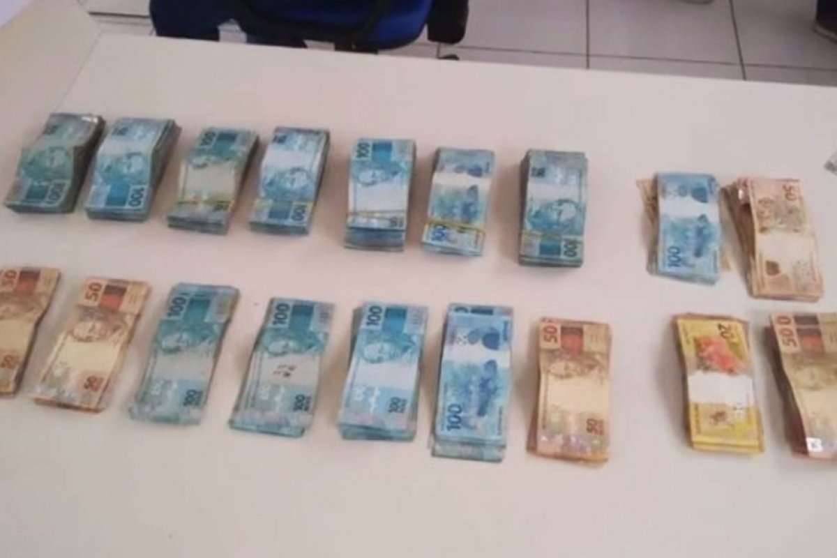 Cerca de R$ 80 mil em espécie são achados em carro na Bahia