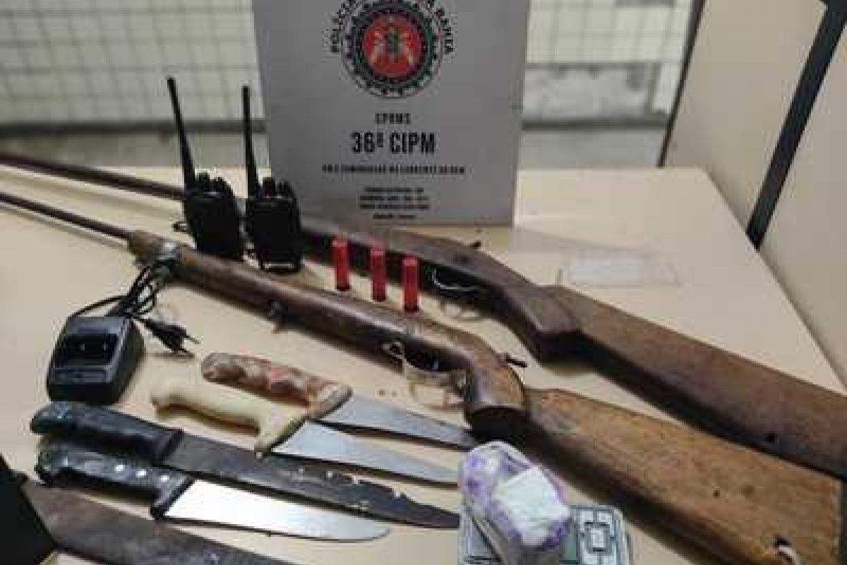 PM apreende duas espingardas e tablete de cocaína na Região Metropolitana de Salvador