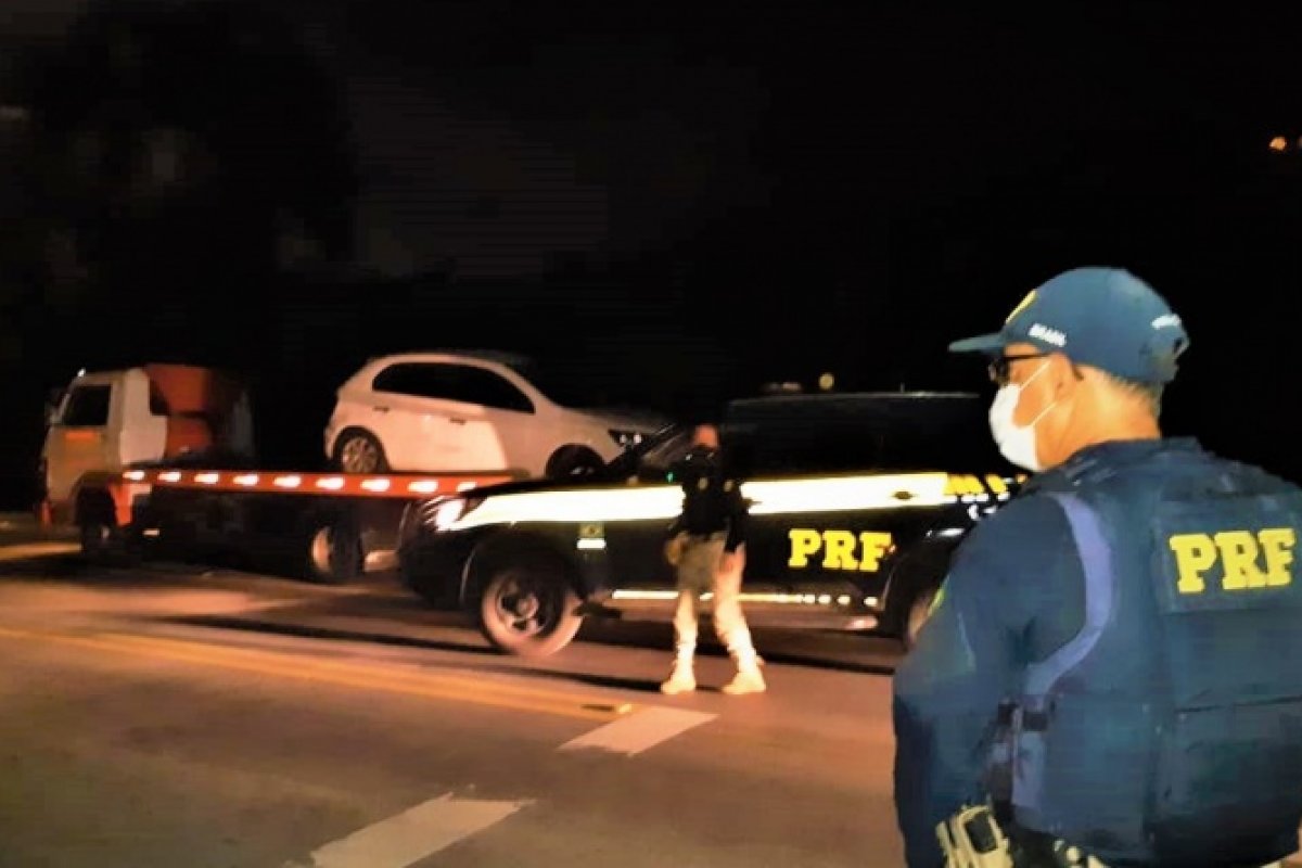 Carro roubado é recuperado pela PRF-BA na BR 101
