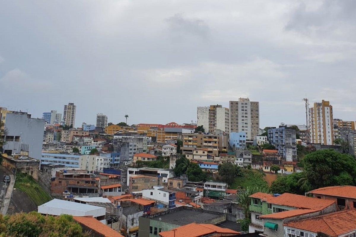 Tempo muda em Salvador e próximos dias devem ser nublados e com chuva, segundo Inmet