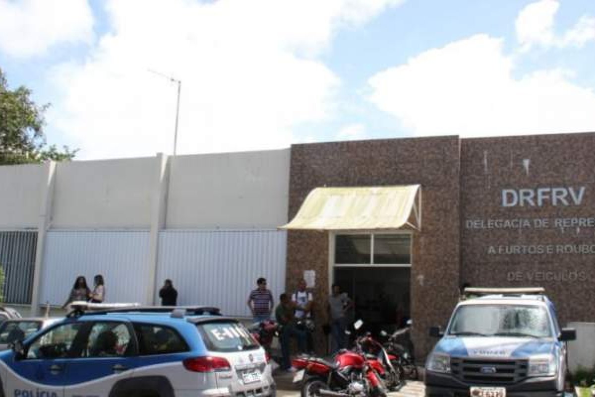 Homem assalta ônibus, rouba carro e faz casal de refém em Salvador