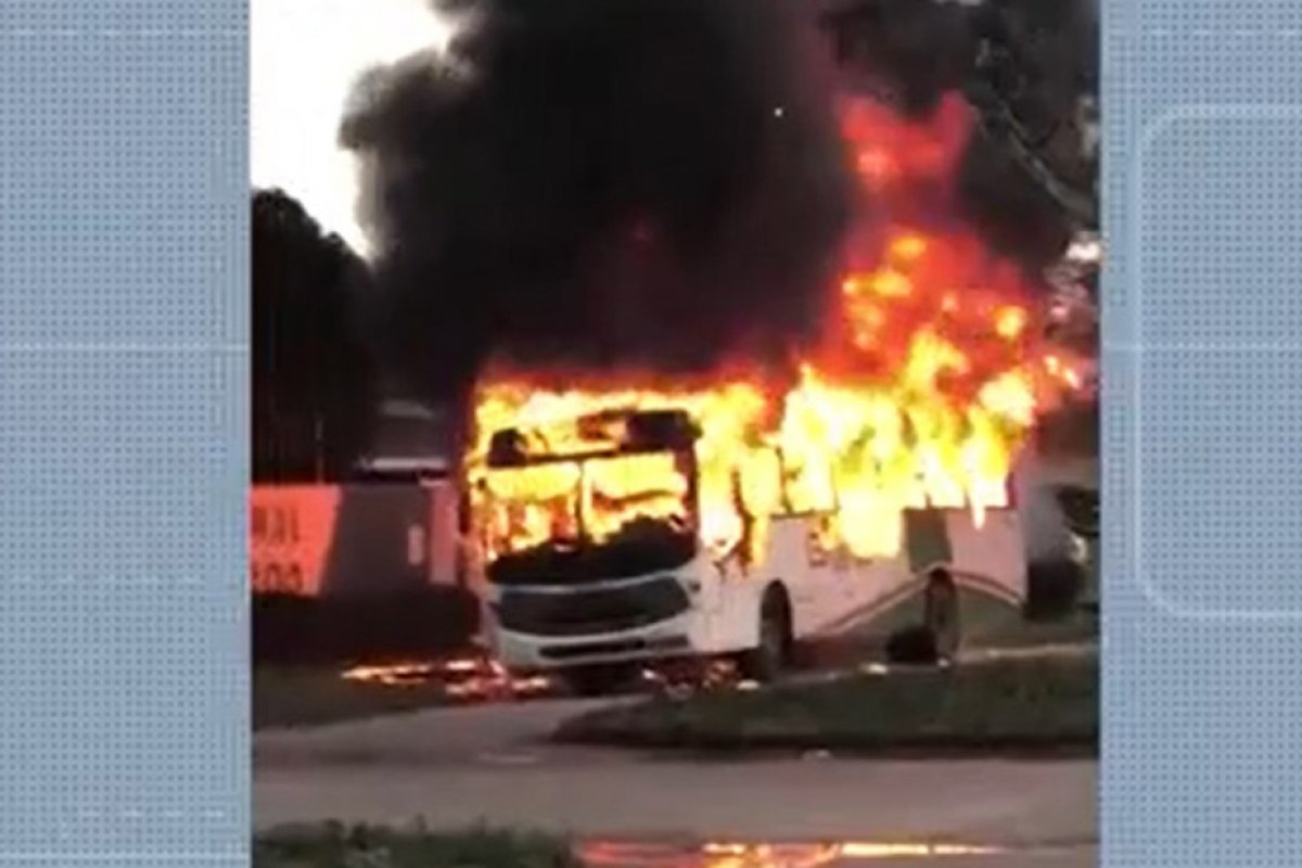 Ônibus é incendiado em Eunápolis e transporte urbano é suspenso na cidade 
