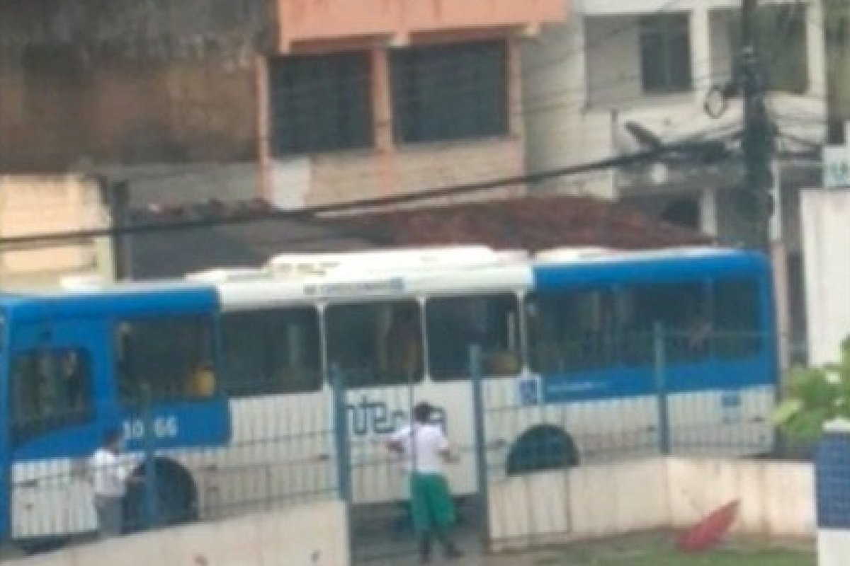 Homens morrem em confronto com a polícia após tentarem assaltar ônibus em Salvador