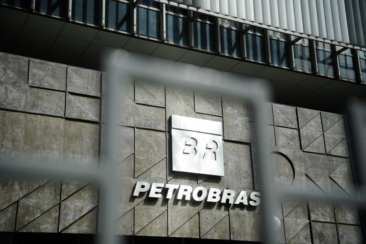 Gasolina nas refinarias sofre reajuste de quase 4% 