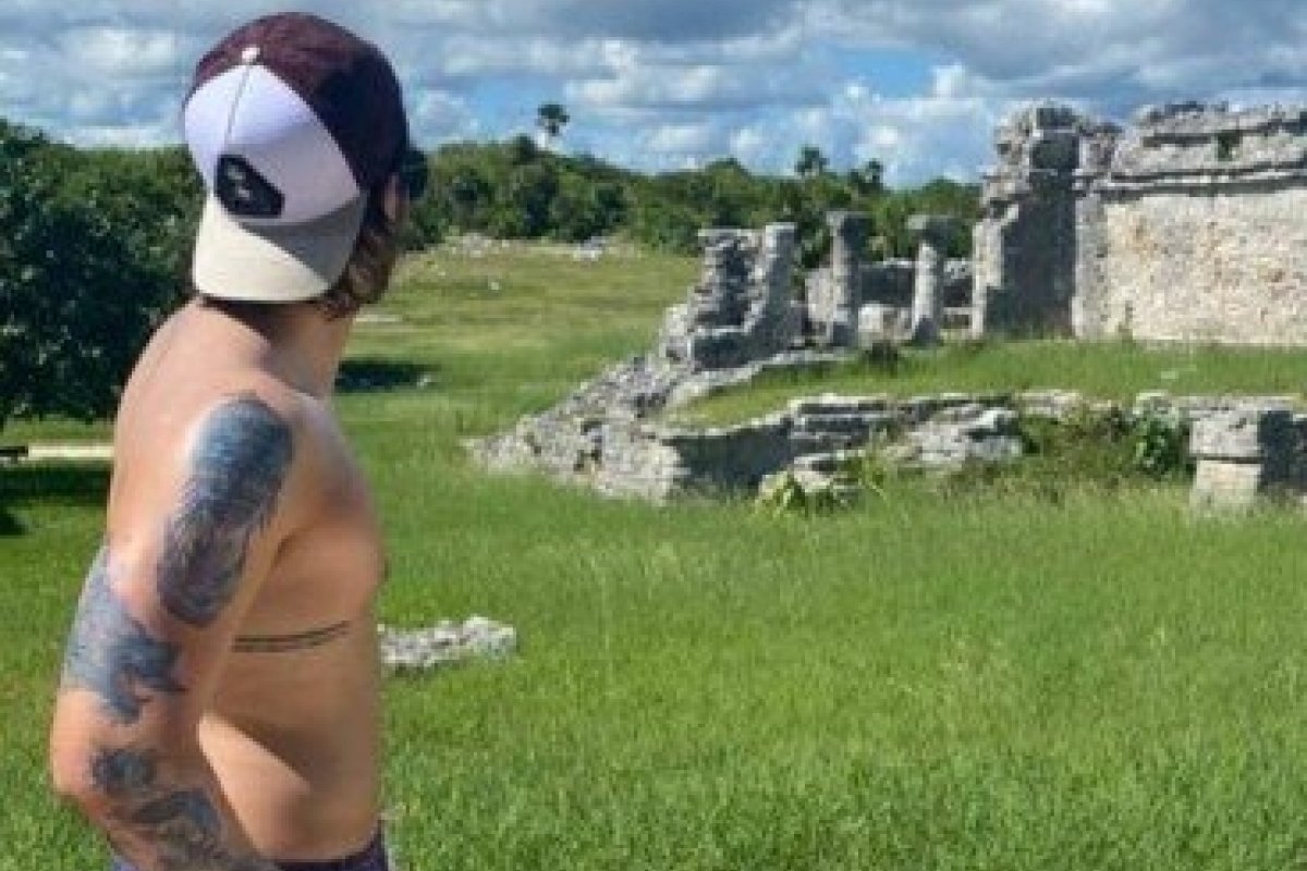 Sem camisa, Luan Santana visita ruínas na região de Tulum 