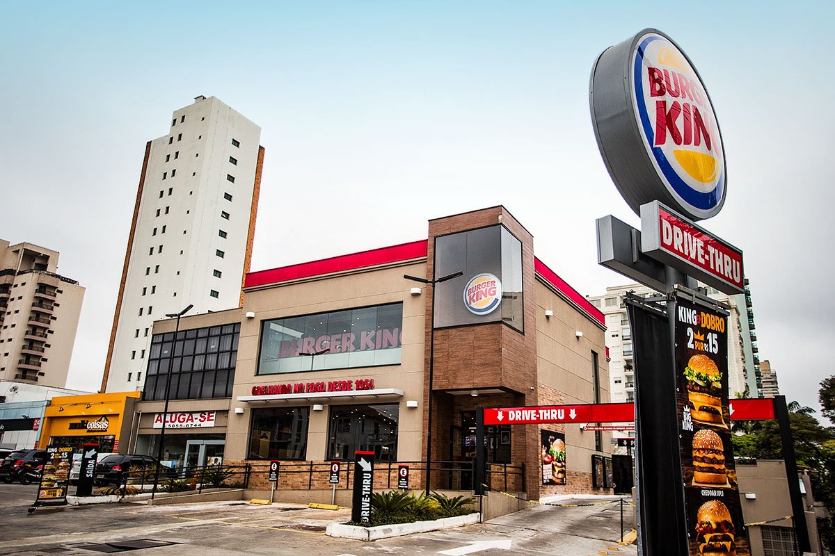 Clientes do Burger King que passarem "de vassoura" pelo drive-thru ganharão sanduíche