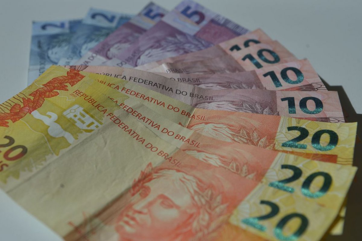 Segundo CNC, 13º salário injetará R$ 208 bi na economia em 2020