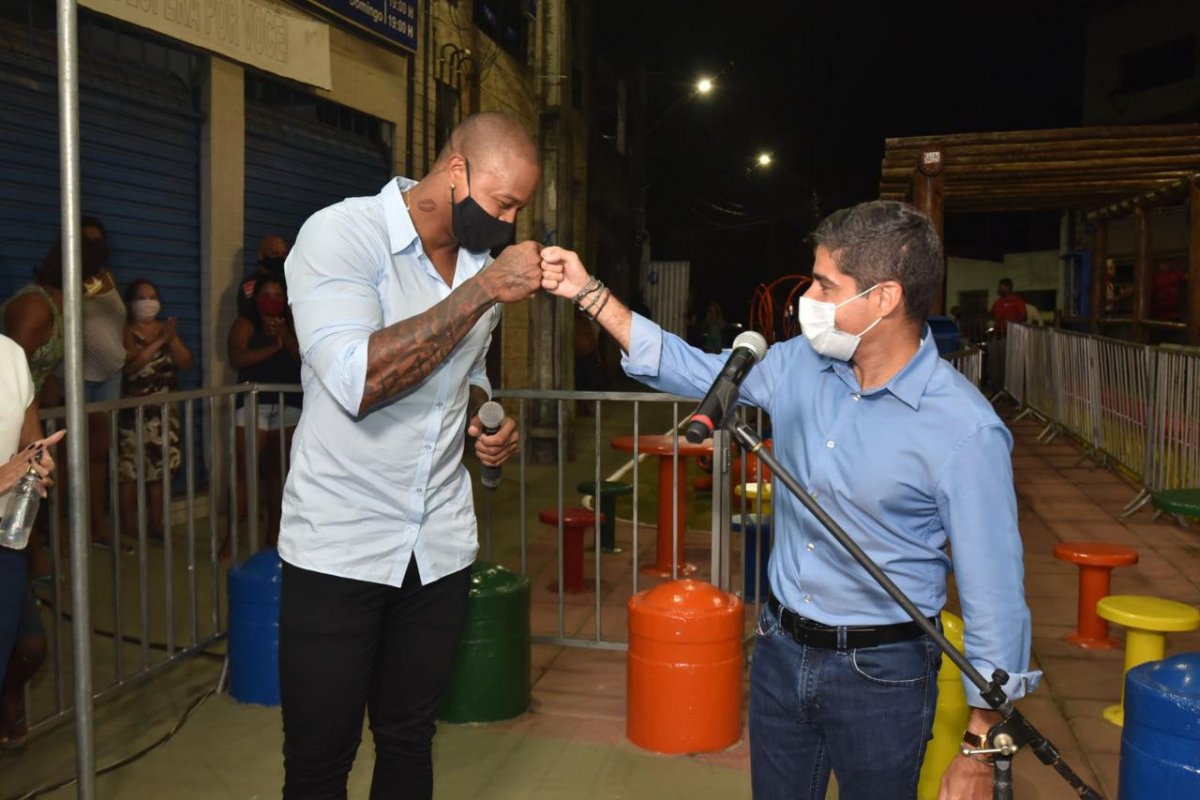 Homenageado em praça por ACM Neto, Leo Santana canta jingle de Bruno Reis
