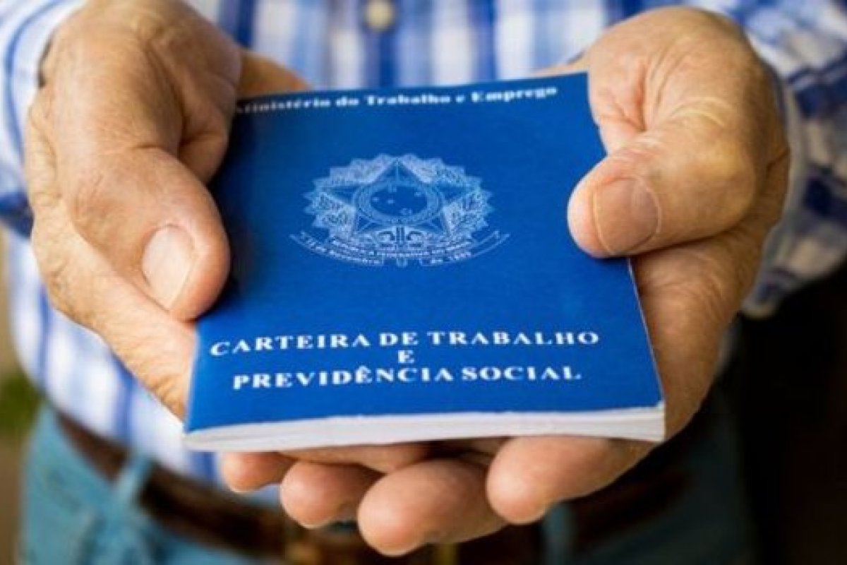 Desemprego atinge recorde de 14,4% no trimestre encerrado em agosto
