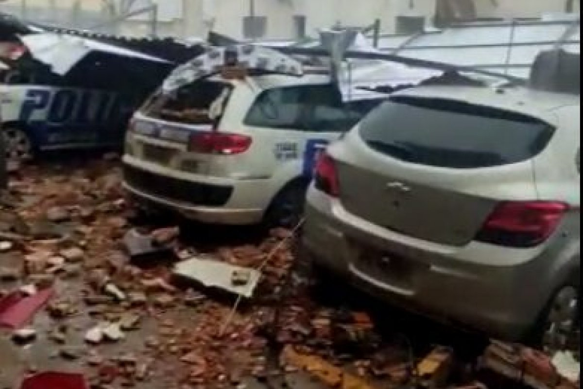 Vídeo: Forte chuva em Luziânia provoca destruição no pátio da Polícia Militar 
