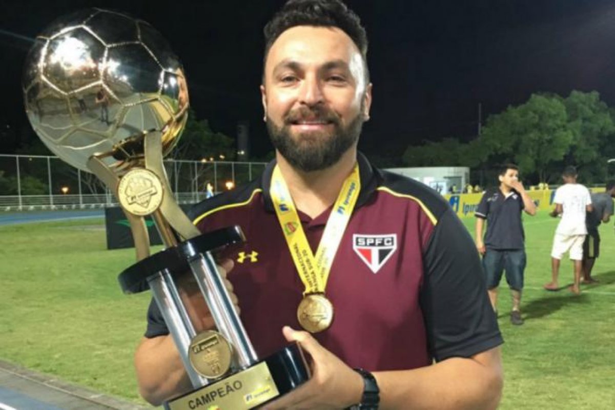 Presidente do Vitória anuncia Diego Cabrera para a base