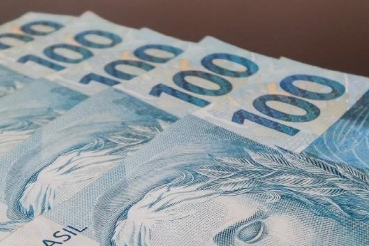 Governo estima rombo de cerca  R$ 900 bi nas contas públicas em 2020