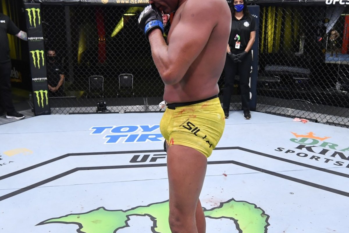 Em seu Adeus ao UFC, Anderson Silva luta bem, mas é nocauteado por Uriah Hall