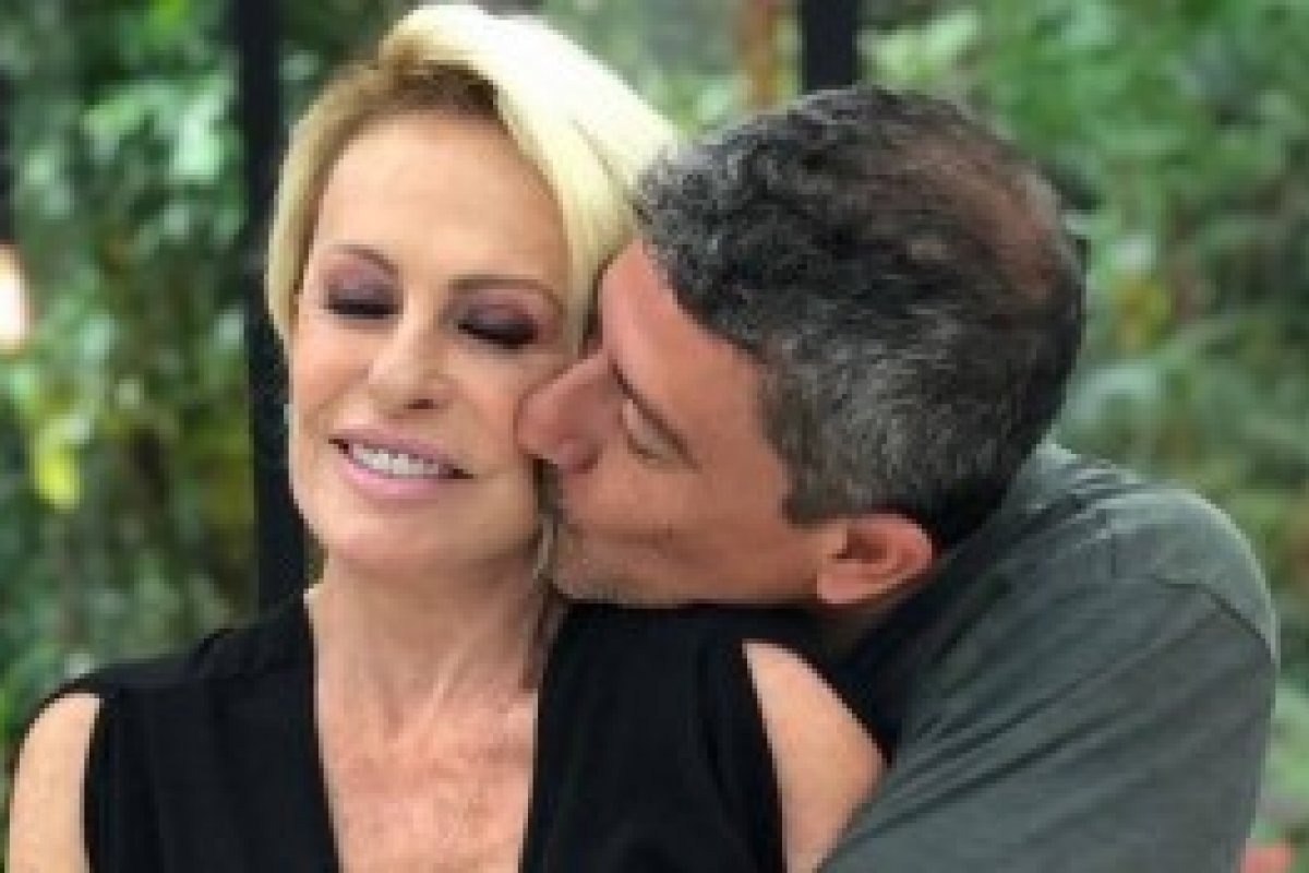 Ana Maria Braga foi informada da morte de Tom Veiga na estrada  e está em choque