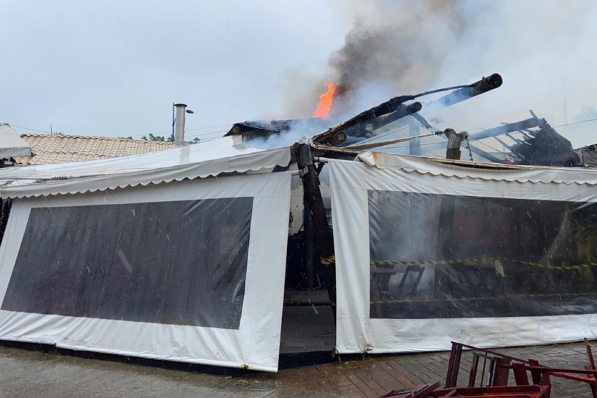 Bombeiros controlam incêndio que atingiu bares localizados em quiosques em Salvador