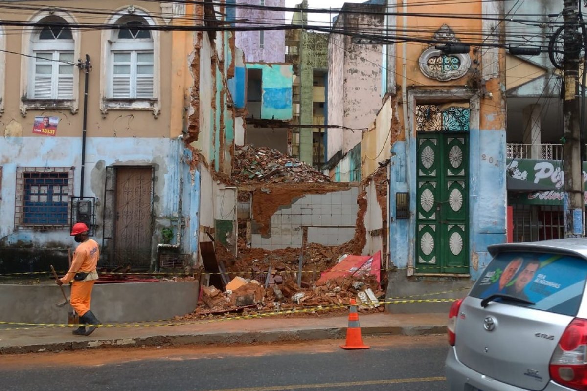 Casarão desaba parcialmente na Avenida Joana Angélica, em Salvador