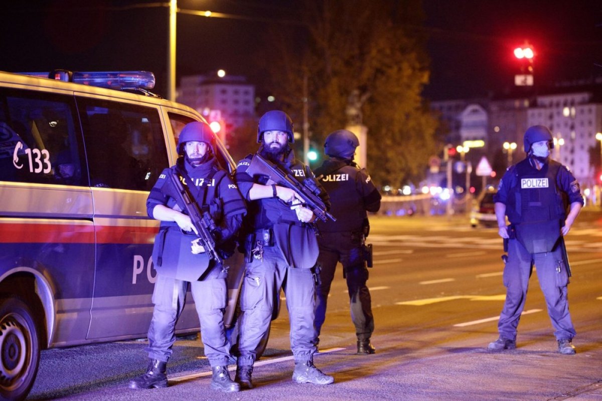 Polícia diz que autor de ataque em Viena era simpatizante do Estado Islâmico e prende 14 suspeitos