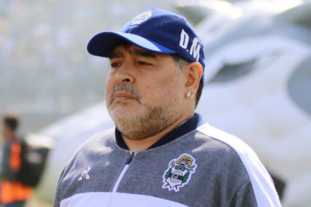 Após ser internado, Maradona fará cirurgia no cérebro