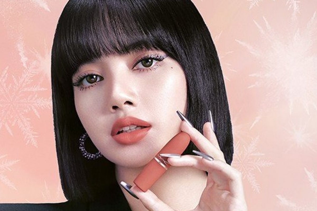 Lisa, do Blackpink, estrela campanha da MAC Cosmetics 