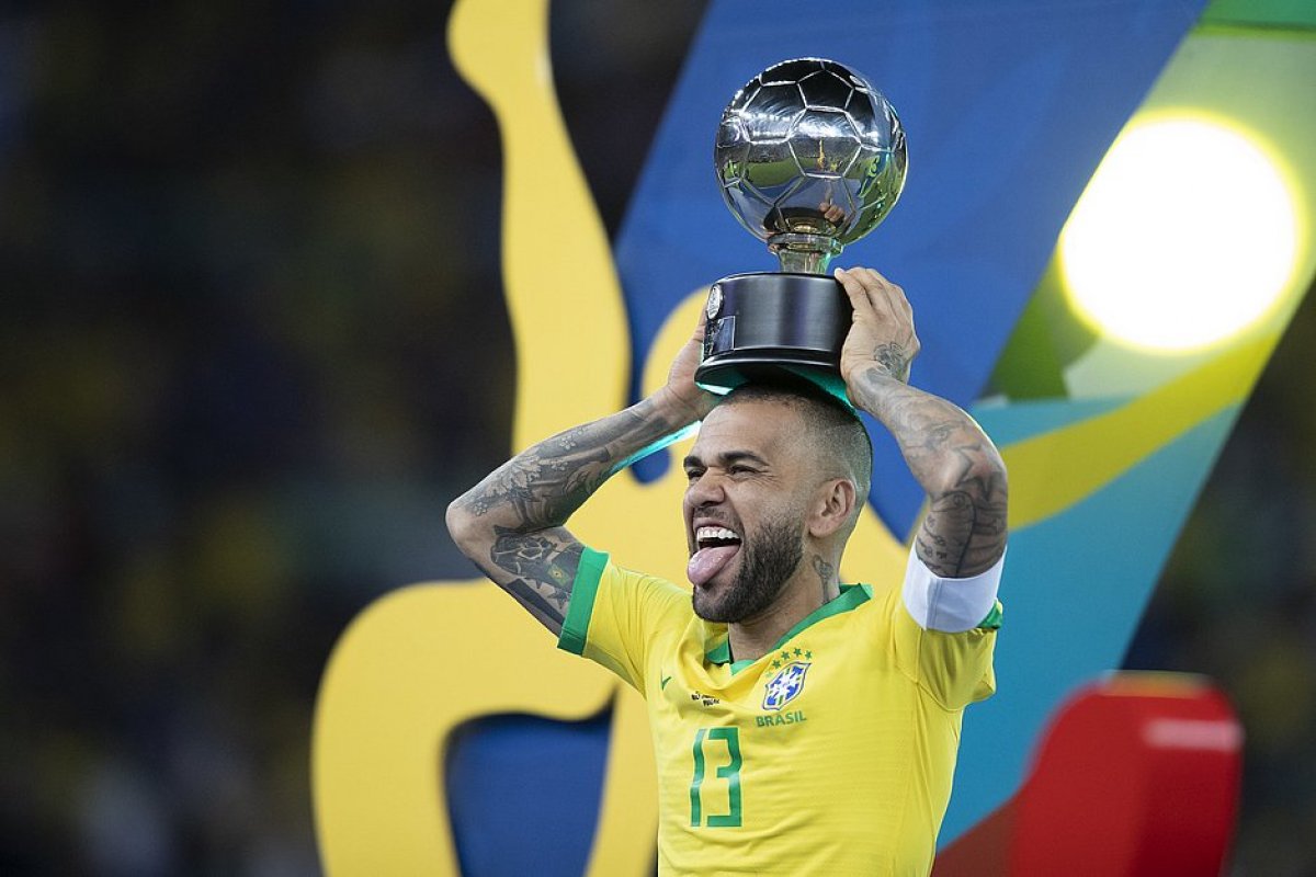 Daniel Alves anuncia em rede social que jogará no São Paulo