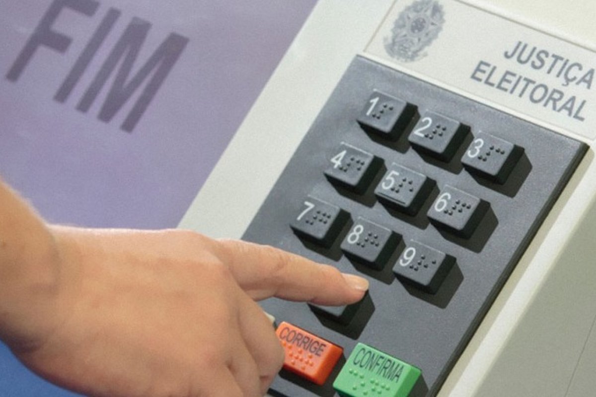 TSE orienta eleitores com sintomas de Covid-19 a não votar