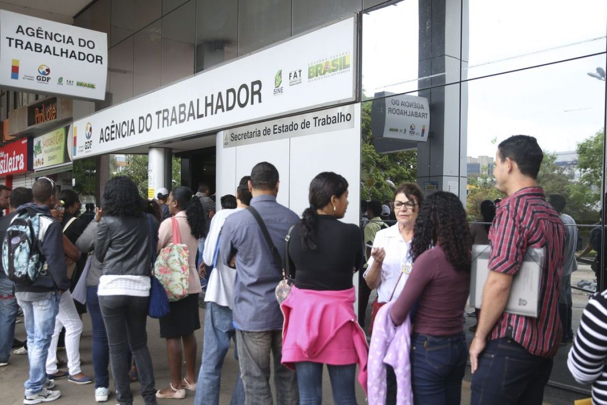 Pedidos de seguro-desemprego caem 16,9% em outubro