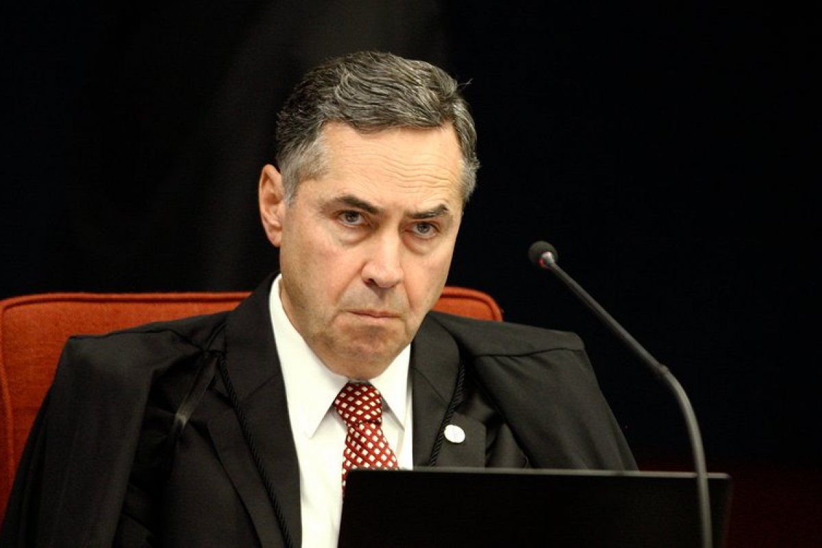 "Um retrocesso”, diz Barroso sobre volta das eleições com voto impresso no Brasil 