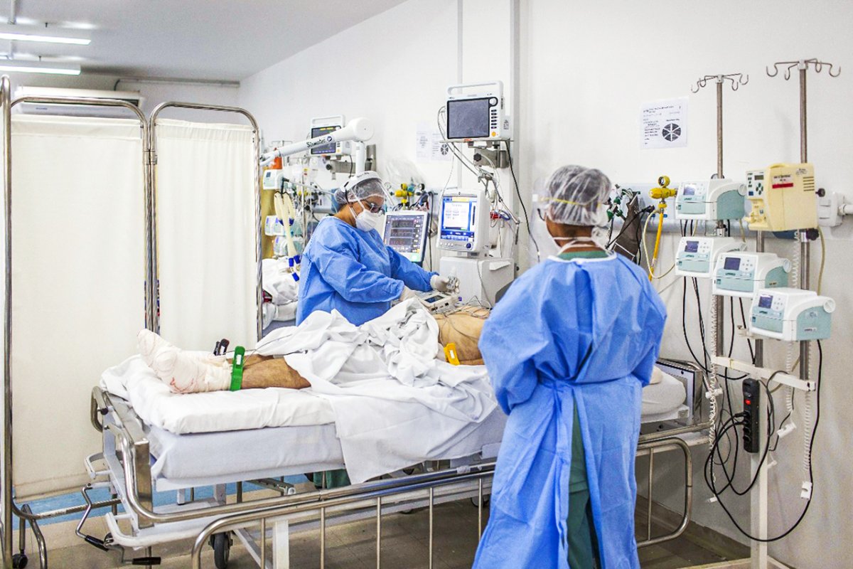 Covid-19: pela primeira vez desde abril, Brasil registra menos de 20 mil mortes em um mês