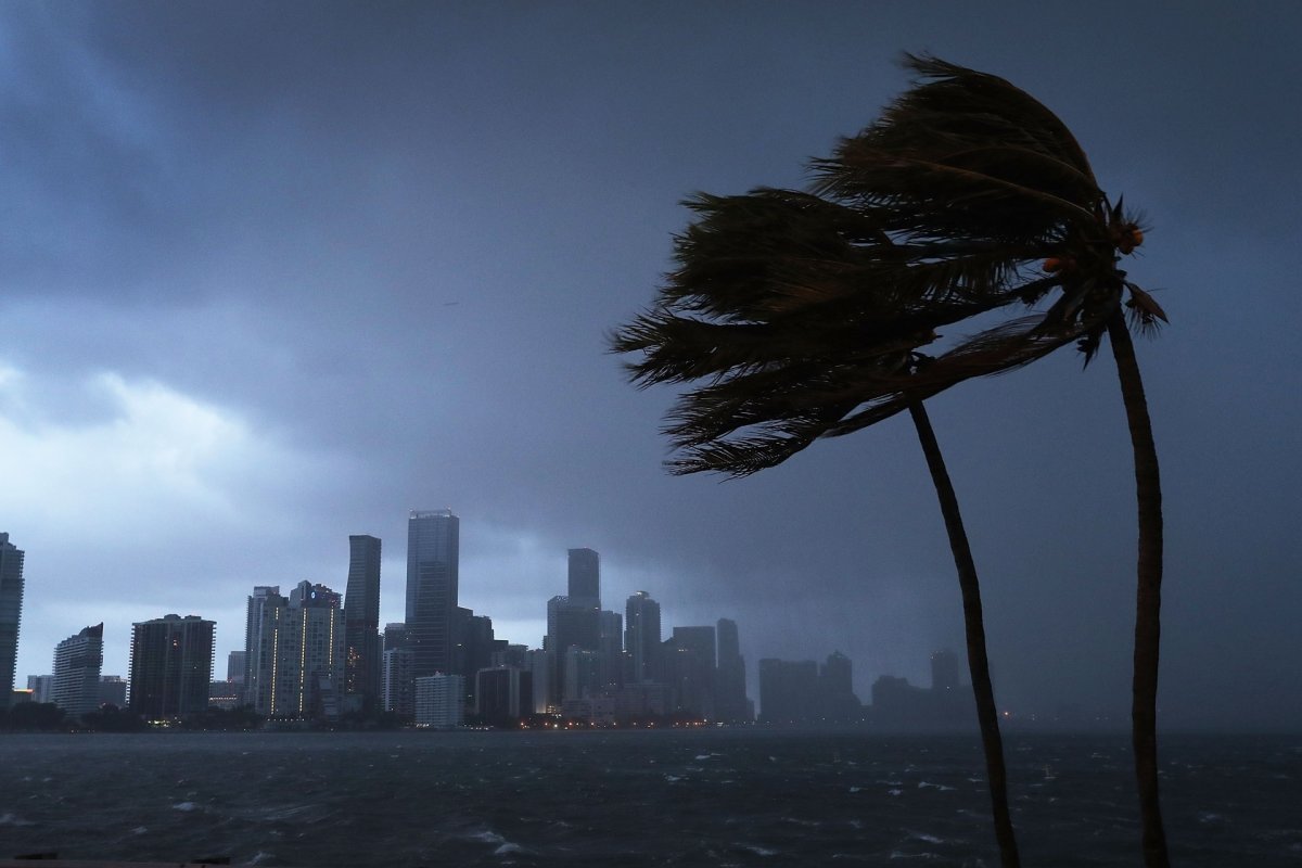 Eta: Tempestade se aproxima da Flórida cm ventos de mais de 100 km/h