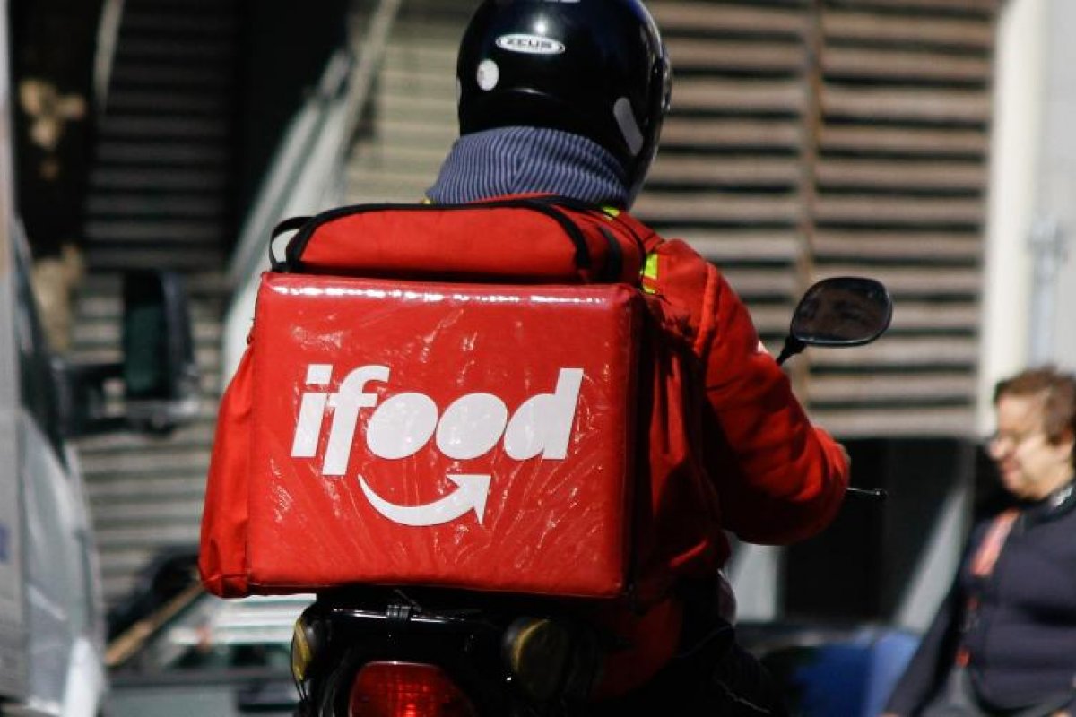 Justiça determina que iFood informe dados de cliente que chamou entregador de macaco 