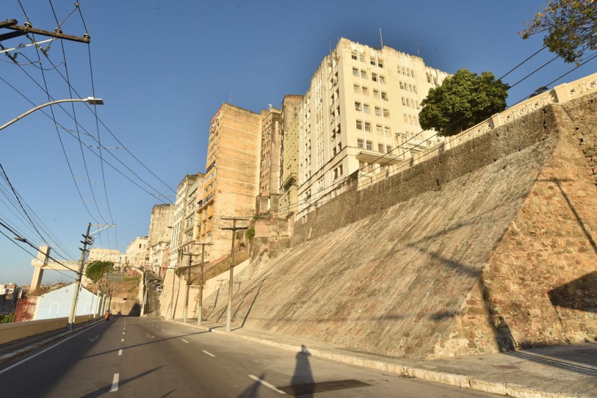 Após ser requalificada, Muralha do Frontispício, em Salvador, é entregue