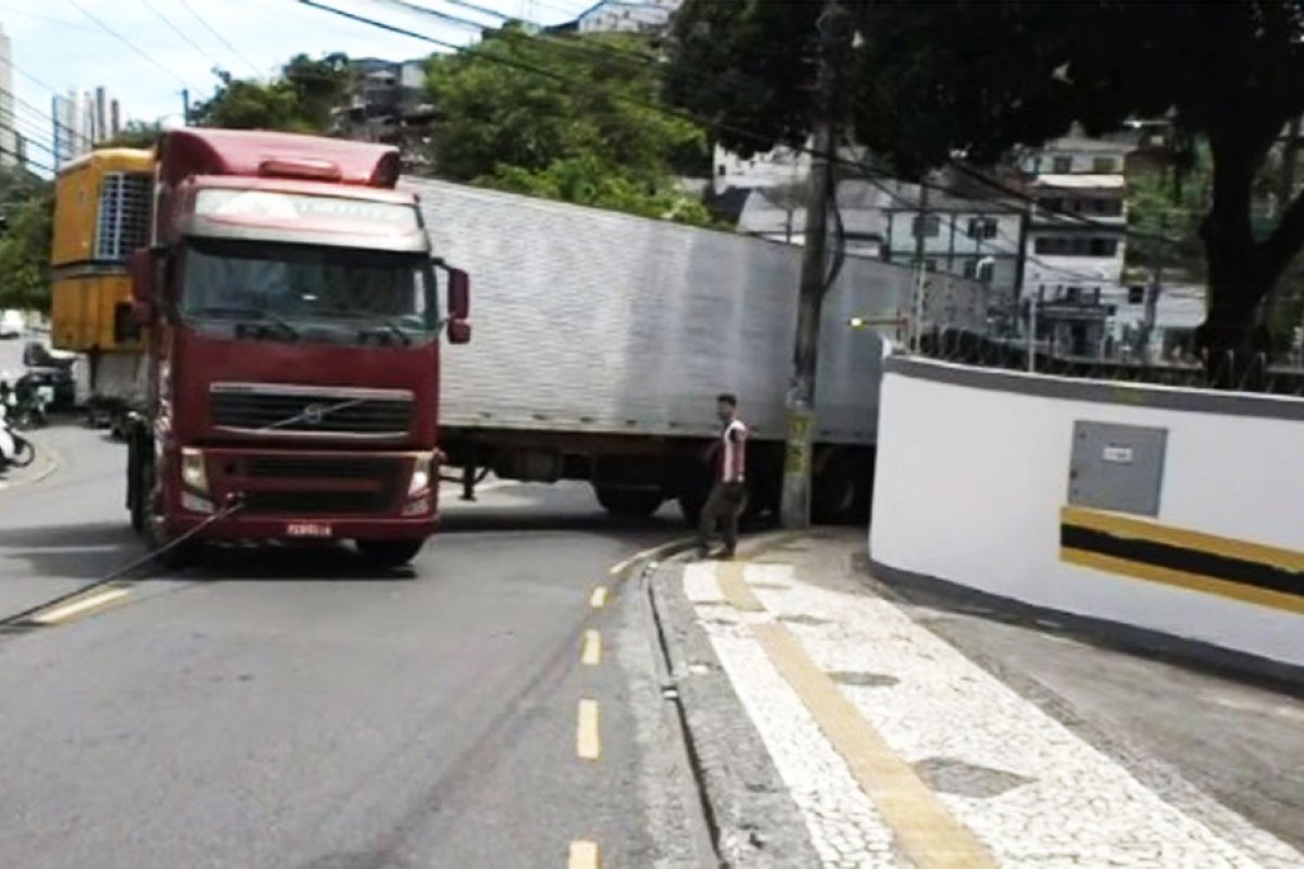 Caminhão tenta subir ladeira, desce de ré e atinge muro de condomínio em Salvador 