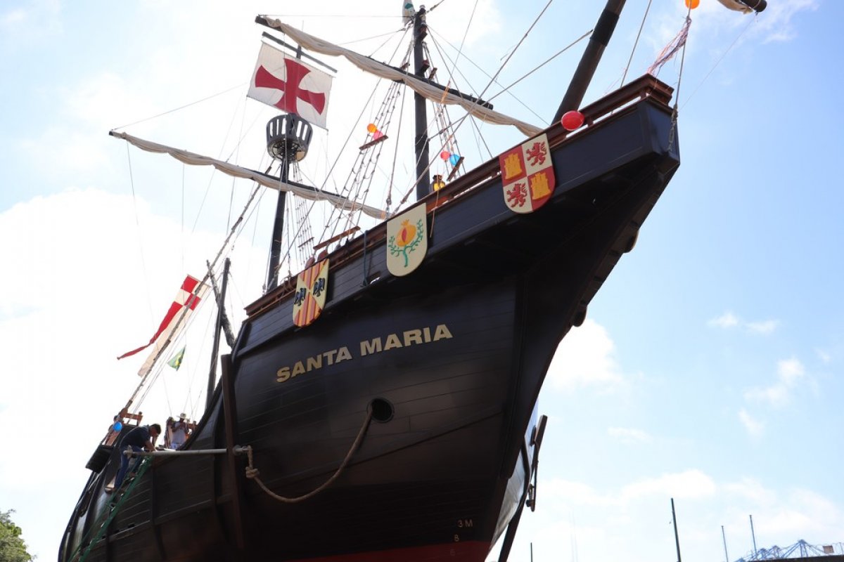 Réplica de caravela usada por Cristóvão Colombo aporta em Salvador