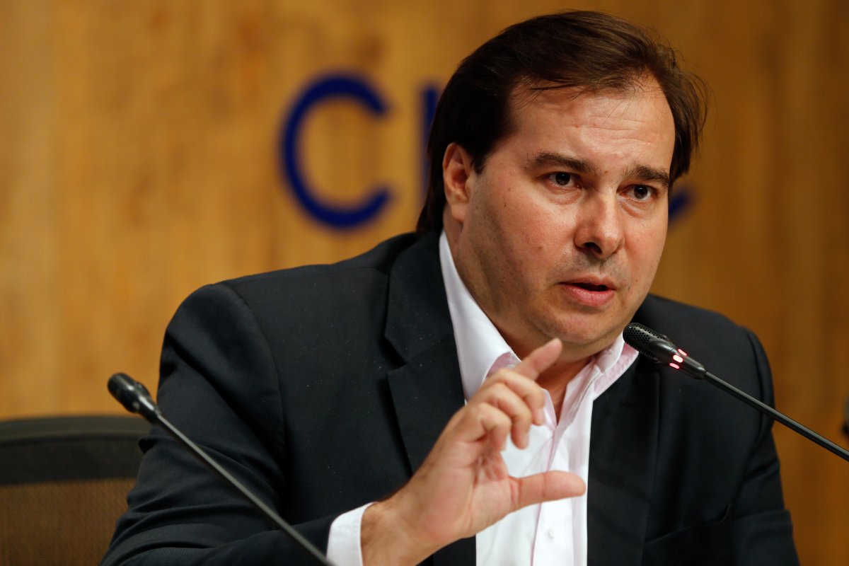 "Temos mais de 160 mil mortos no país", diz Maia sobre Bolsonaro chamar os brasileiros de "maricas"