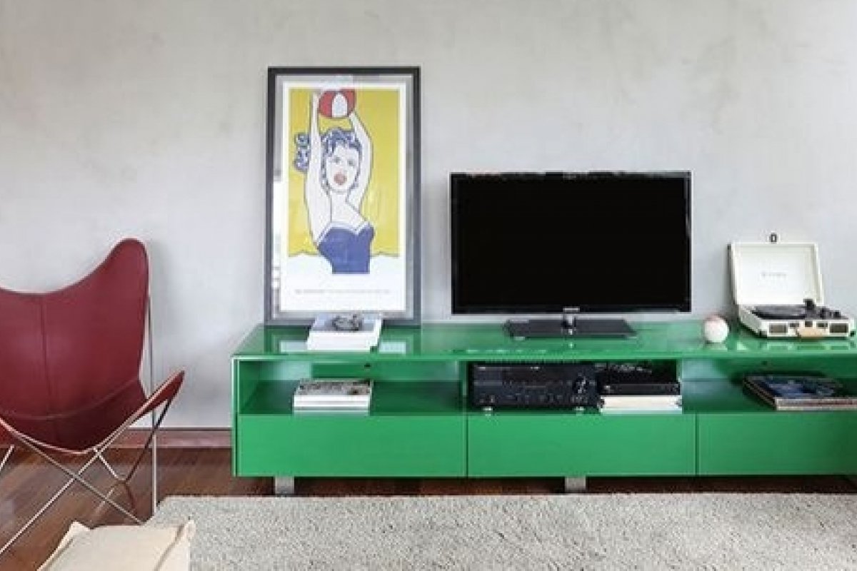 Rack colorido traz modernidade para a sala 