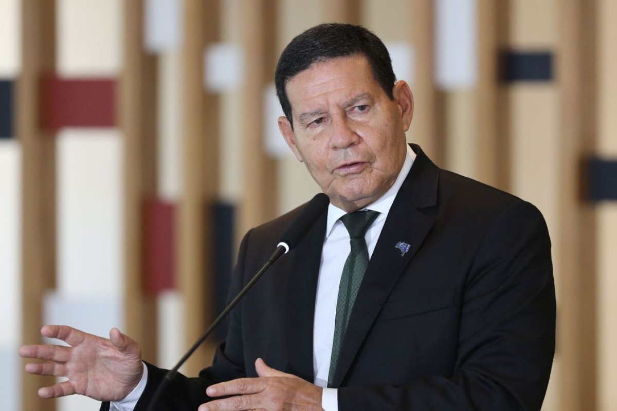 Mourão diz que comentário de Bolsonaro sobre usar 'pólvora' para evitar sanções, 'é figura de retórica'