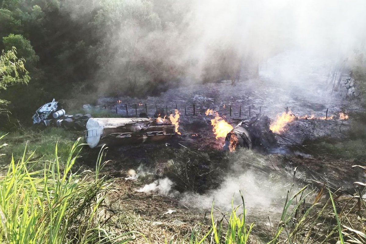 Carreta com carga de combustível cai em ribanceira e pega fogo no sul da BA 