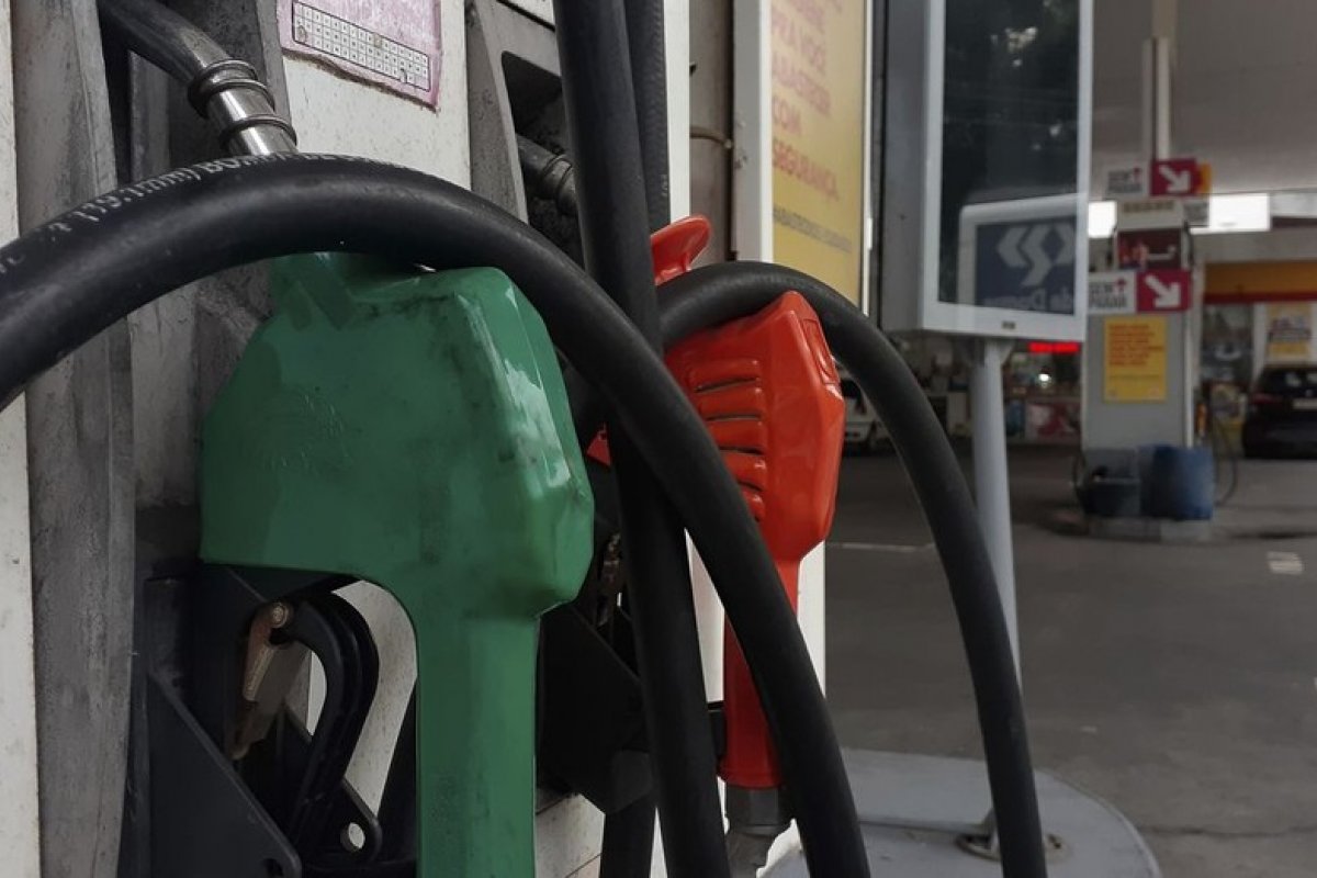 Petrobras anuncia reajuste de 6% no preço da gasolina 