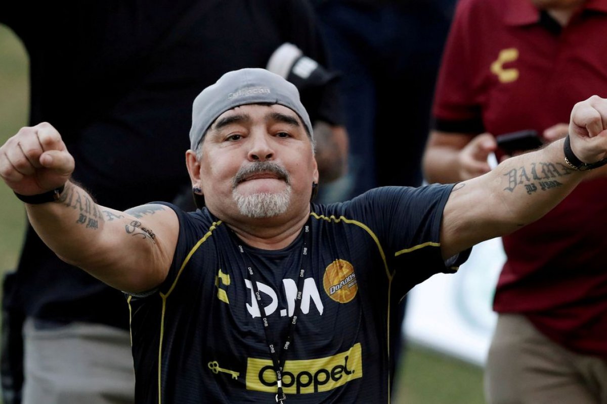 Maradona "está inteiro" e terá alta do hospital ainda nesta quarta-feira