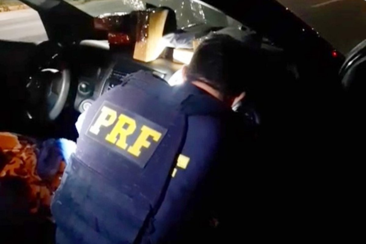 PRF prende casal transportando 8,5 kg de cocaína em veículo no norte da BA