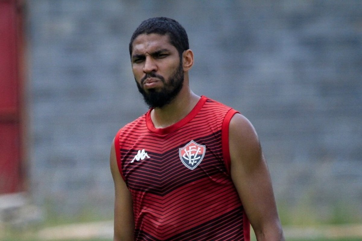 Wallace comenta situação no Vitória e dispara "Nenhum jogador é insubstituível"