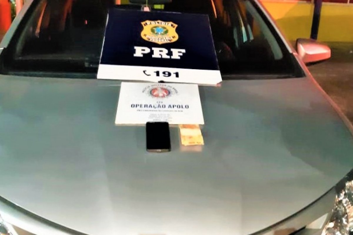 Motorista é preso após ser flagrado com carro roubado na BR 324