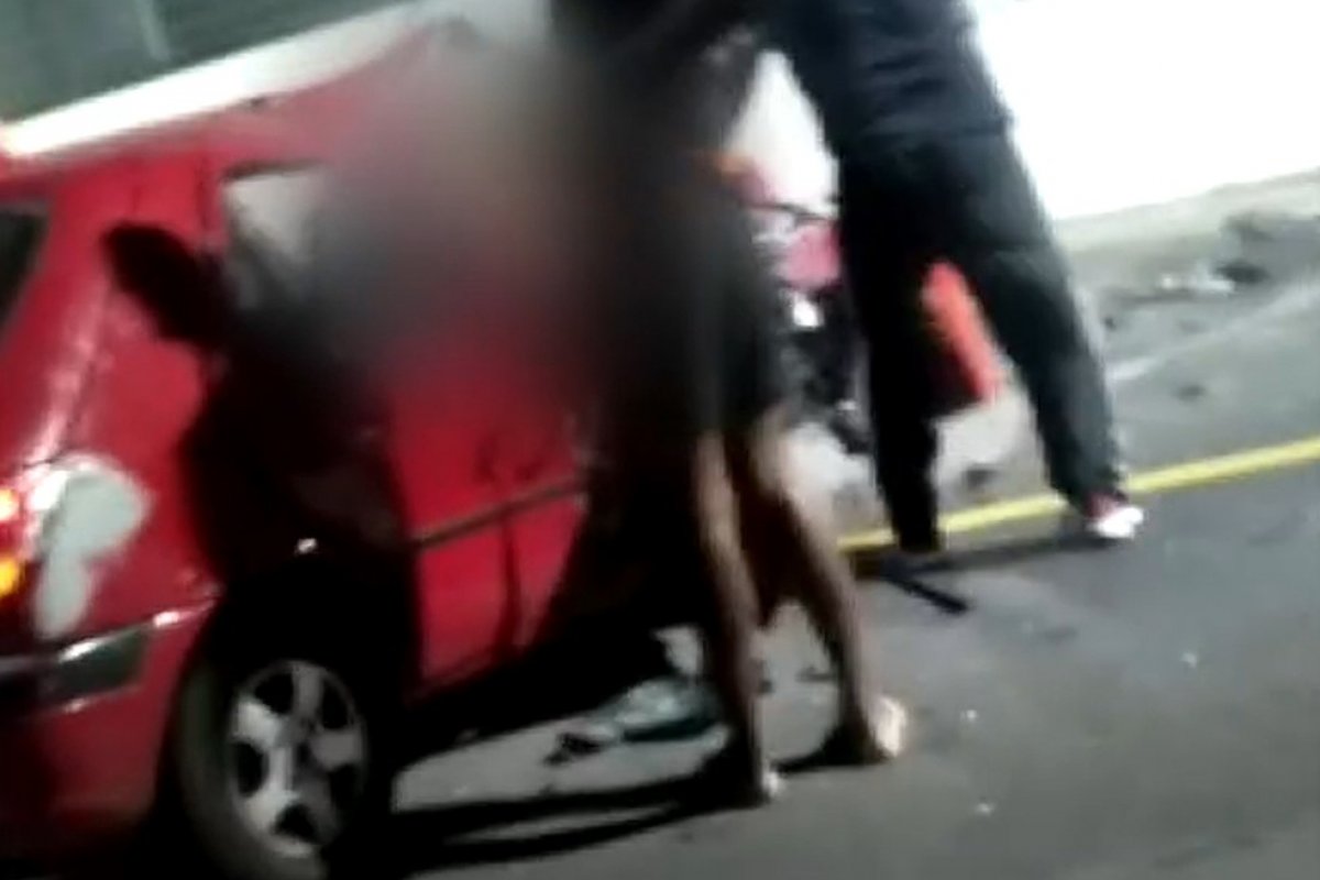 Batida de carro em poste deixa cinco feridos no bairro do Garcia, em Salvador