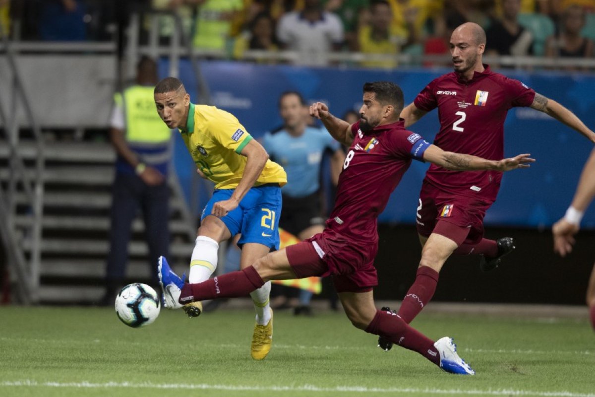 Jogo da seleção nas eliminatórias corre o risco de não ser exibido na TV