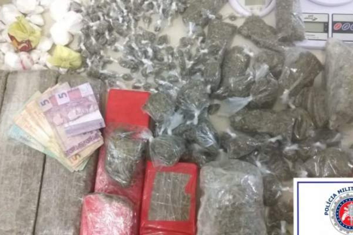Mulher é presa em flagrante com mais de 219 pacotes de maconha em Lauro de Freitas