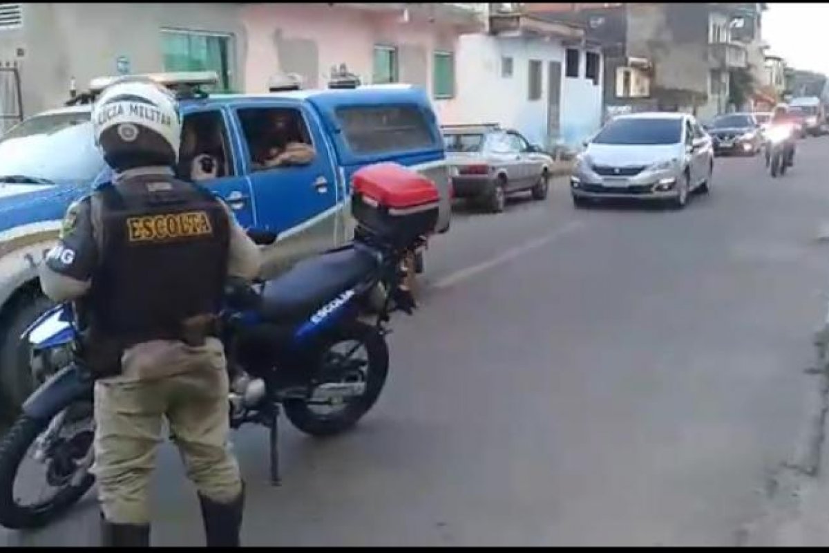 Vídeo: 'Estão vendo para onde está indo nosso honorários" reclama morador sobre comboio de Major Denice