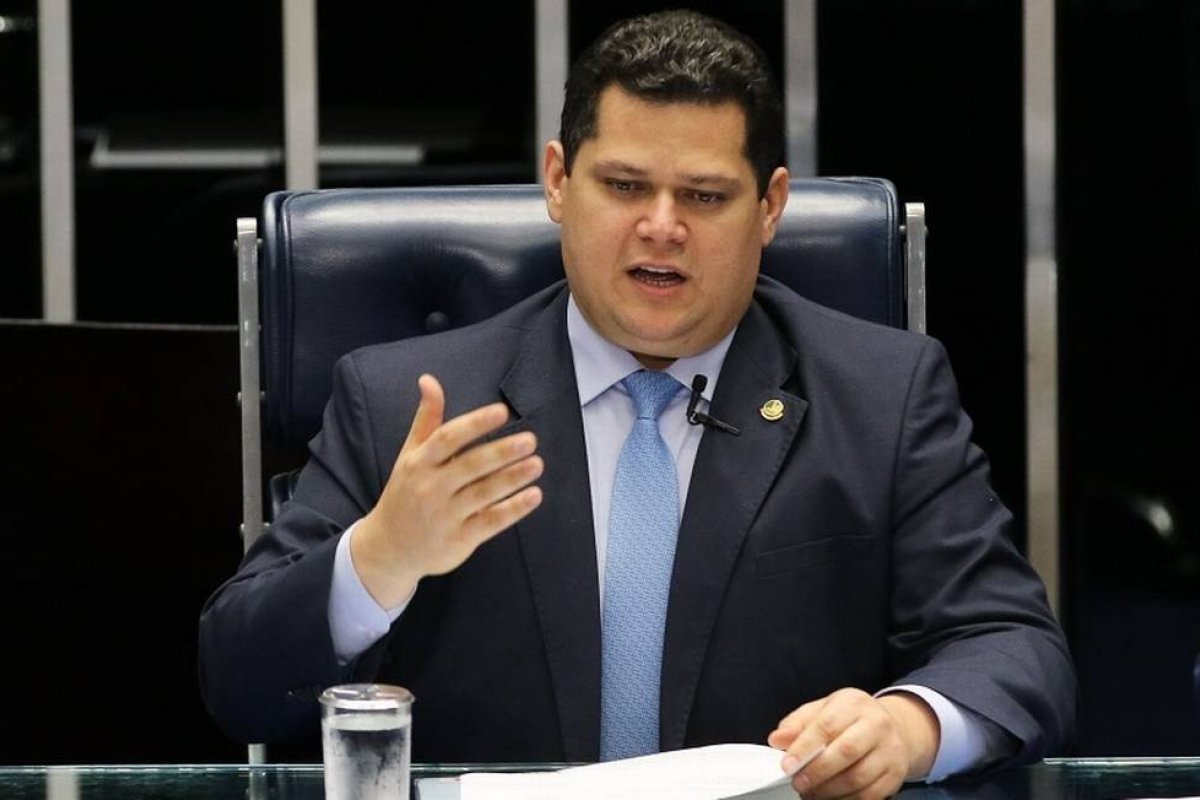 Davi Alcolumbre vai solicitar investigação sobre as causas do incêndio que provocou um apagão no Amapá
