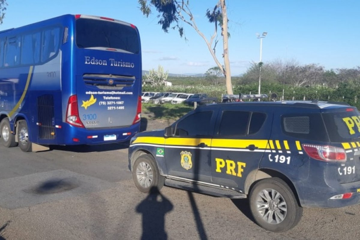 Passageira de ônibus é presa após roubar dinheiro da bolsa de uma adolescente na BR 116